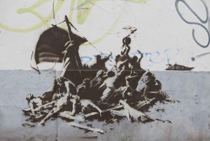 Banksy, We´re not all in the same boat, 2015. Stencil y pintura en aerosol. Calais, Francia