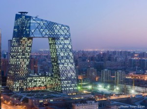 La estructura espectacular e iluminada es Rem KoolhaasOMA, CCTV Headquarters, 2012