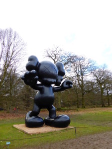 Kaws, esculturas expuestas en el Yorkshire Sculpture Park (Inglaterra), 2016. Foto Paper Planes & Caramel Waffles Blog