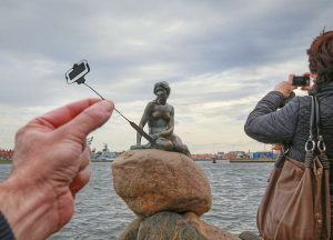 rich-mccor-la-sirenita-tomandose-un-selfie-copenhague-dinamarca-octubre-2015-foto-para-lonely-planet