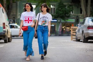 street-style-con-camisa-souvenir-de-canada-y-korea