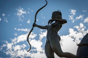 Foto 2. Diana Cazadora, Natividad Sánchez (junto a Marta Castañeda, Vega Bautista y Cristina Rojas), 2015-17. Resina de vinilester con carga de polvo de bronce. Gran Vía 31, Madrid. Fuente www.madriddiario.es