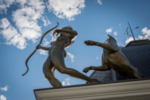 Foto 2. Diana Cazadora, Natividad Sánchez (junto a Marta Castañeda, Vega Bautista y Cristina Rojas), 2015-17. Resina de vinilester con carga de polvo de bronce. Gran Vía 31, Madrid.