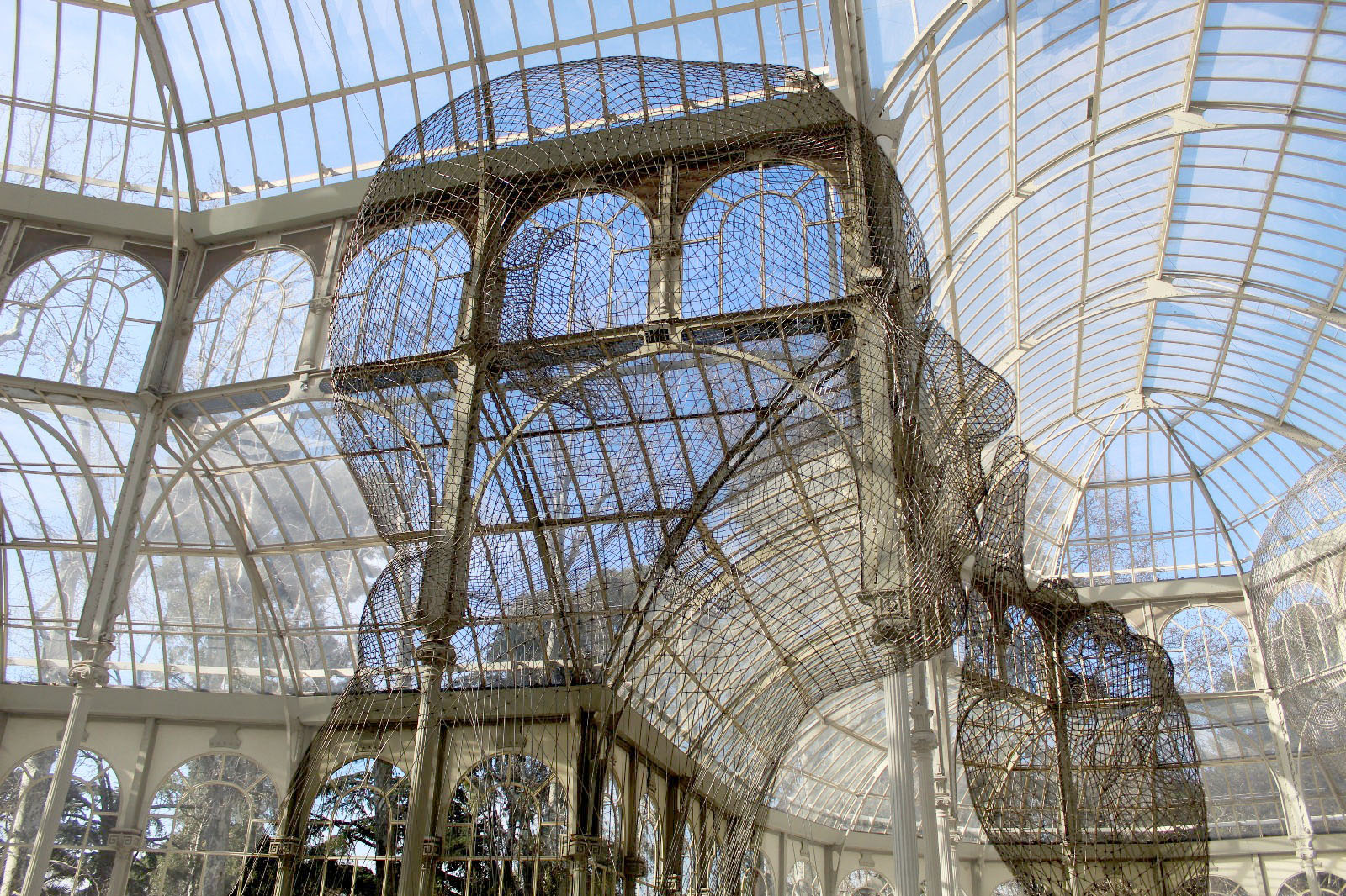 Escultura perteneciente a la exposición 'Invisibles' en el Palacio de Cristial, Parque del Retiro, Madrid.