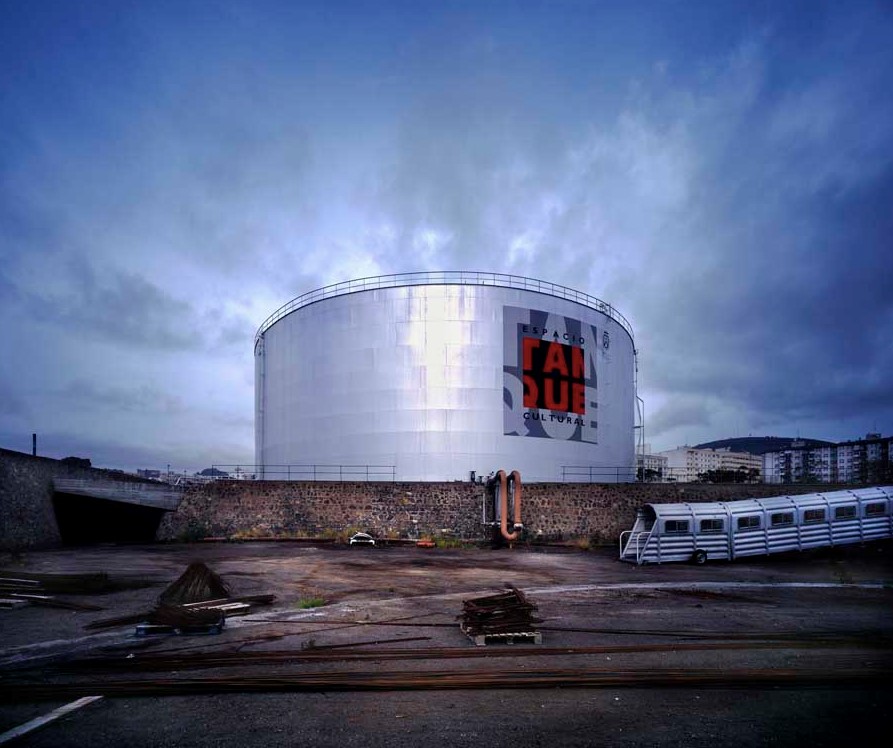 Exterior, entrada e interior de El Tanque, Espacio de Arte y Creación.