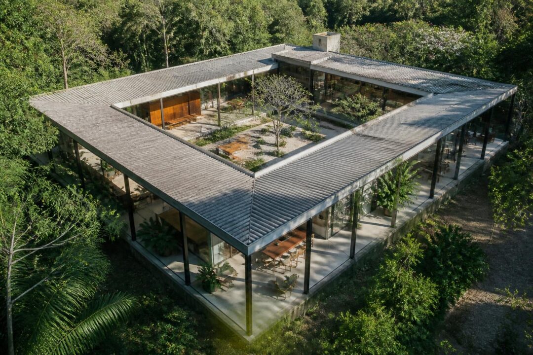 descubre la casa de vidrio de lina bo bardi, una obra arquitectónica icónica que destaca por su estructura transparente, planta innovadora y un hermoso patio interior que conecta con la naturaleza.
